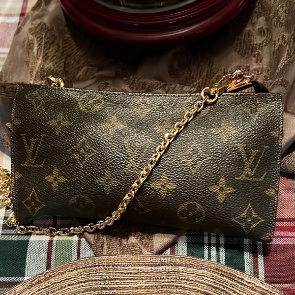 Pochet PM bucket authentic Louis Vuitton. Clutch shoulder/cosmetic bag.